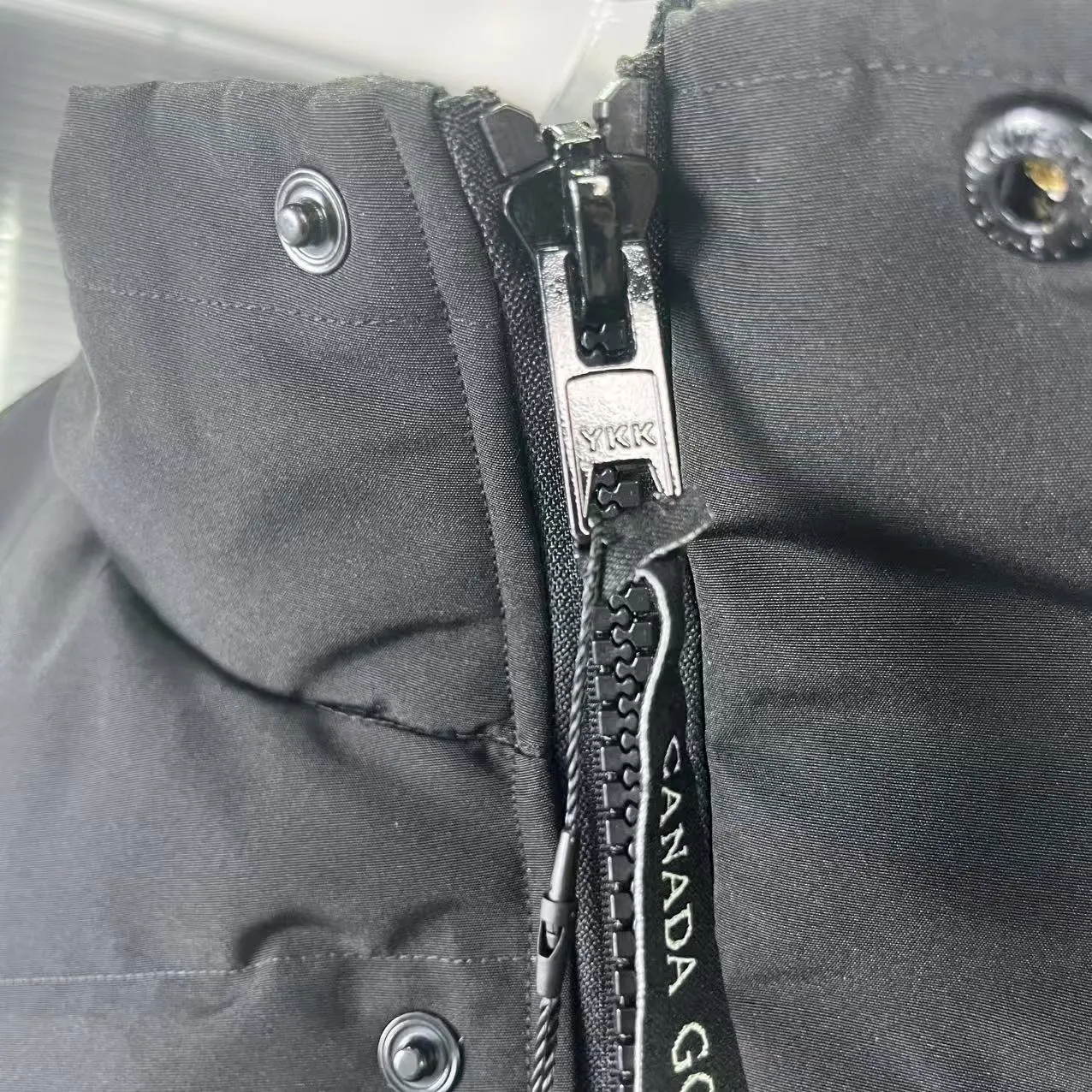 Style number: Y 138 𝑪𝒂𝒏𝒂𝒅𝒂 𝑮𝒐𝒐𝒔𝒆Canada Goose counter level! Canadagoose/Canada Goose New Arrival "2078APPSeries" down vest for men and women Material list: 1⃣ Original custom-made double plain 9500-100% nylon nylon fabric 2⃣ Original YKK zipper, non-sub-factory product 3⃣ National standard 80% white duck down from Guangzhou Inspection, (zp uses 80% white duck down/any boasts of 90% are fake) Material analysis characteristics: 1⃣ Original factory/9500-100% nylon 100% nylon Lurex yarn is actually 100% nylon, which is rarely pure now. Most of them are mixed with cotton thread or polyester. Our top original version is developed in accordance with ZP and uses the same material. 2⃣ As we all know, the original version uses 80% white duck down. The fill power refers to the cubic inches of volume occupied by each ounce (30 grams) of down under certain conditions. If the space occupied by one ounce of down is cubic inches, the fill power of the down is called . So we can simply understand it as: fill power is the volume of down, and the volume of down is fill power. The higher the fill power of down, it means that under the same filling amount, down can fix a larger volume of air layer to keep warm and insulate, so the warmth retention of down is better. Size:XS-2XL